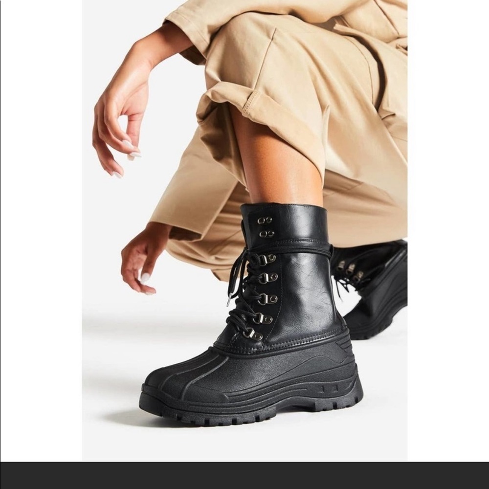New Run Around Town Flat Boots From Shoe Dazzle. Size 9.5. Never Worn.